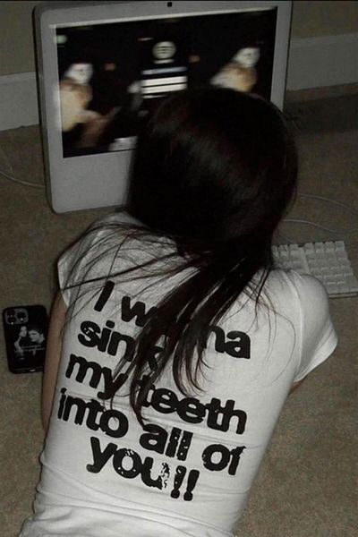 Karakedi Λευκή πλάτη με στάμπα "I Wanna Sink My Teeth Into All Of You" Γραμμένο Y2K κοντομάνικο Crop