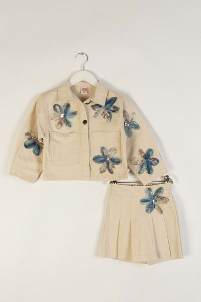 wakawakakidsstore Costum pentru fetiță cu buzunare și fustă scurtă cu aplicații florale - crem