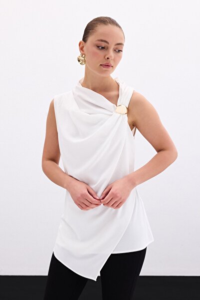 Sateen Екрю блуза з одним плечем та аксесуарами