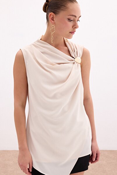 Sateen Tek Omuz Aksesuarlı Bluz - Bej