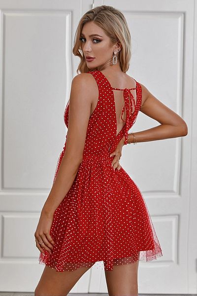 FASHION COCKTAIL Rochie roșie fără mâneci, cu decolteu în V adânc, cu buline din tul, cu șireturi la spate