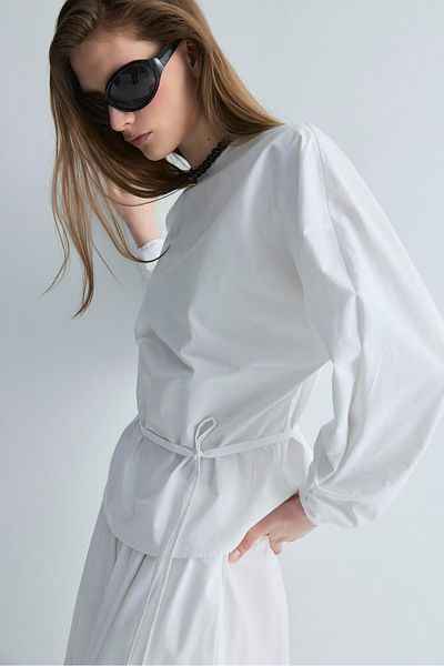 Suud Collection Λευκή μπλούζα Lara με ζώνη