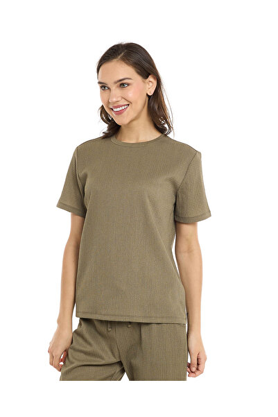 R&B تي شيرت بملمس مميز مع رقبة دائرية وأكمام قصيرة