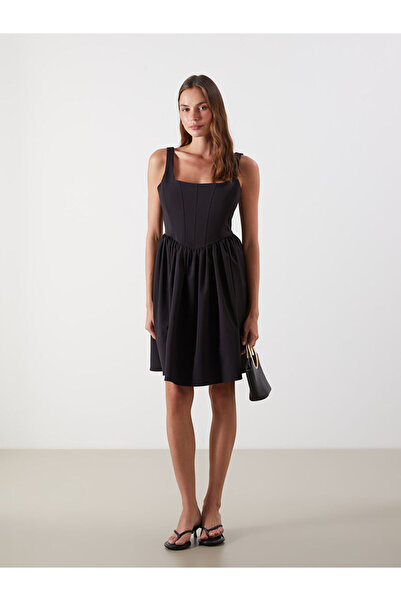 LC Waikiki Μίνι φόρεμα LCW Vision με μαύρο τετράγωνο λαιμόκοψη και λουράκια α...