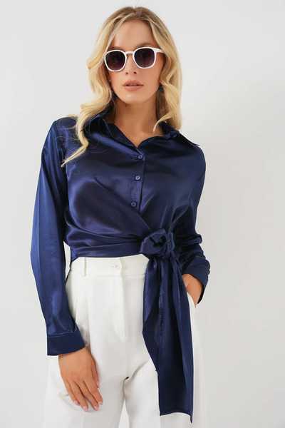 LE CARAMBOLE Жіноча довга сорочка з синім коміром та довгими рукавами з атласу