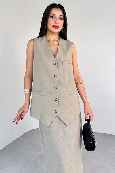 Cappmoda TKM-13305 سترة جيوب بأزرار خضراء اللون وتنورة بتفاصيل شق من الكتان طقم مكون من قطعتين