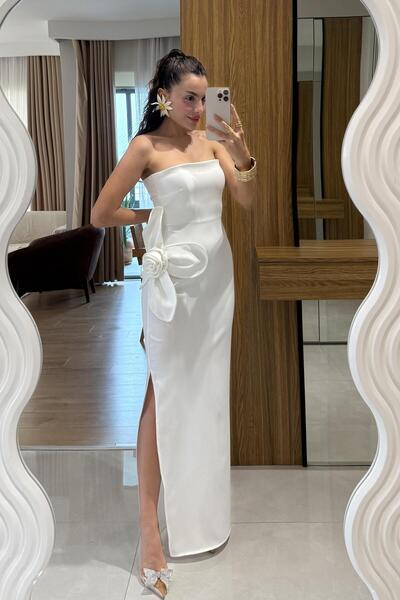 Gizem Ecemiş Orselle Beyaz Gül Detaylı Straplez Elbise