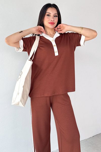 Cappmoda TKM-13304 تي شيرت بولو من القماش المودال بلون أسمر وياقة بأزرار وبنطلون فضفاض مخطط طقم مكون من قطعتين