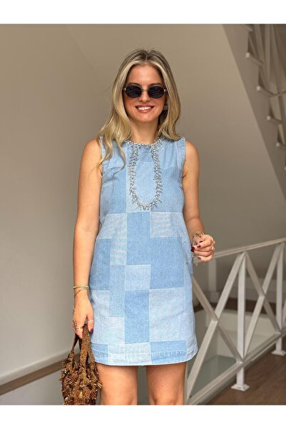 2she فستان دينم قصير بتفاصيل حجرية في الأمام