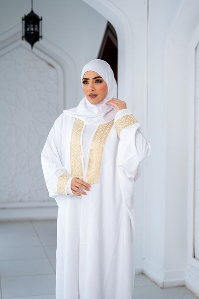 ABAYA Luxurious white cardigan with elegant gold embroidery and scarf