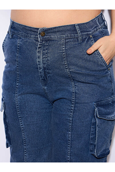 Sassafras By Styli Plus Size Straight Fit Jeans with Side Pockets Details