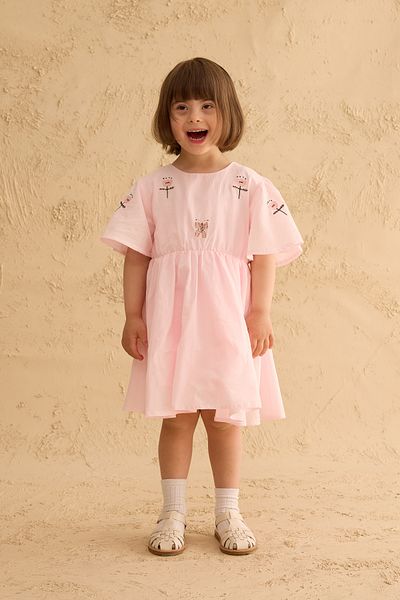Fahhar Kids Rochie din bumbac brodat cu volan roz deschis