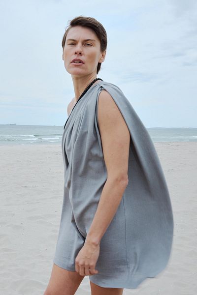 Suud Collection Γκρι φόρεμα Zayden με έναν ώμο
