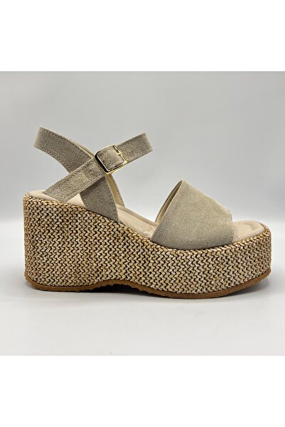 Ametist صندل أجاثا بيج من الجلد السويدي بكعب عريض حصريًا