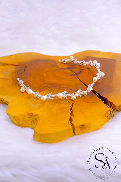 SimgeAksesuar Stylish and Elegant Hair Accessory with Crystal Stones