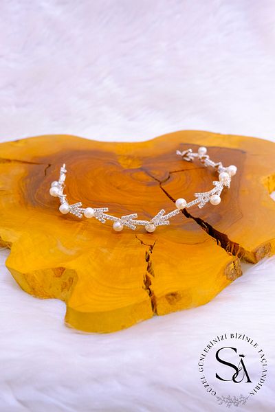 SimgeAksesuar Stylish and Elegant Hair Accessory with Crystal Stones