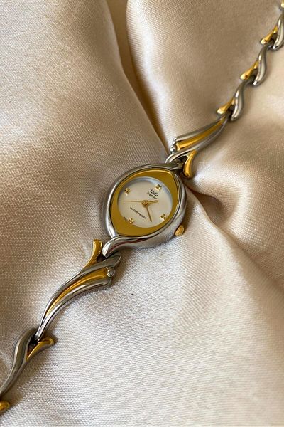 Q&Q Superior Yellow Silver Color Special Design Steel Cord Small Vintage Women Wristwatch