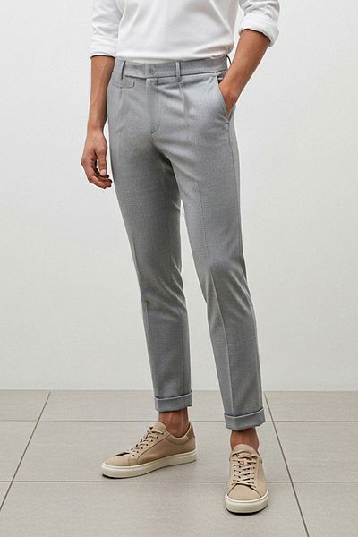Trendyol Collection Hellgraue, plissierte, klassische Doppelbein-Stoffhose mit italienischem Schnitt TMNSS24PL00022