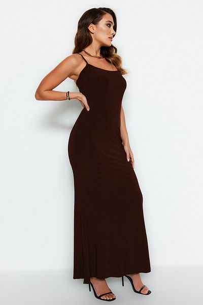 Trendyol Collection Hnědé vypasované/vypasované ramínka Maxi flexibilní pletené tužkové šaty TWOSS23EL02435