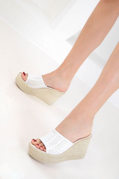 SOHO Weiße Damenschuhe mit Keilabsatz 20658