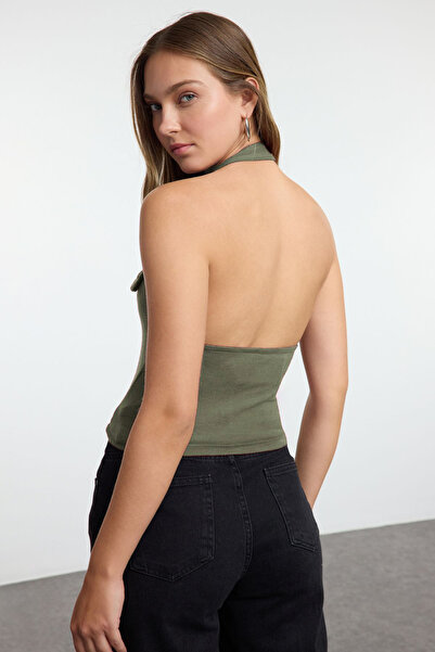 Trendyol Collection Khakifarbene, schmal geschnittene Strickbluse mit Neckholder-Gürtel und detailliertem Detail TWOSS24BZ00580