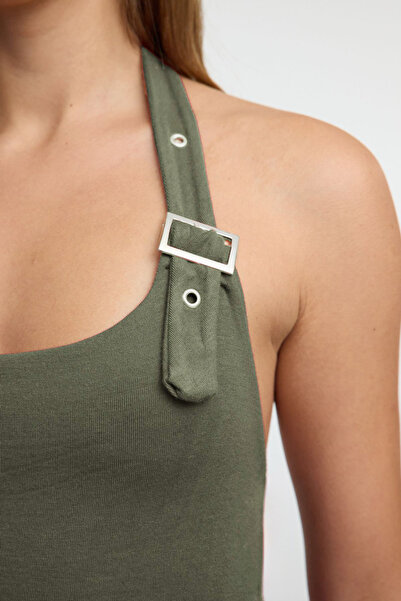 Trendyol Collection Khakifarbene, schmal geschnittene Strickbluse mit Neckholder-Gürtel und detailliertem Detail TWOSS24BZ00580