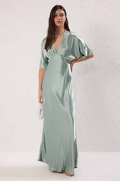 Trendyol Collection Mintfarbenes Maxi-Abendkleid und Heimkehrkleid aus gewebtem Satin mit V-Ausschnitt TPRSS25AE00113