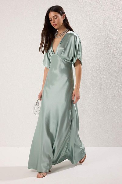 Trendyol Collection Mintfarbenes Maxi-Abendkleid und Heimkehrkleid aus gewebtem Satin mit V-Ausschnitt TPRSS25AE00113