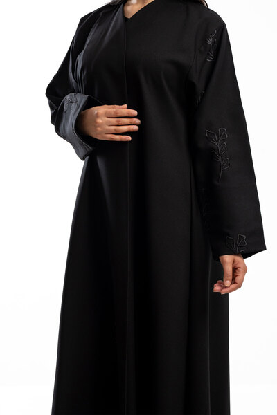 Hasnaa Abaya Black abaya with embroidered inserts on the sleeves