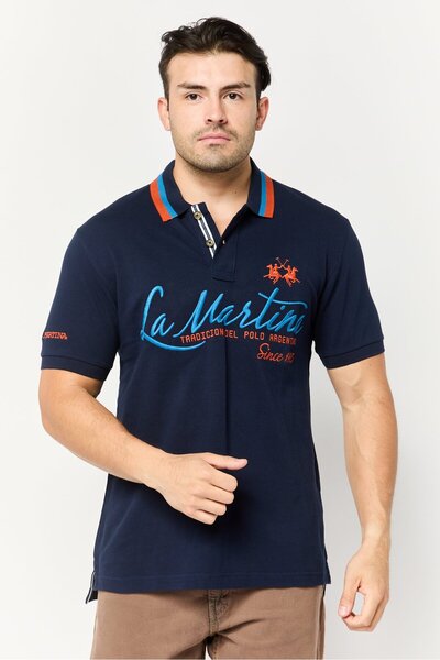 La Martina قميص بولو رجالي بقصّة عادية وأكمام قصيرة ومطرّز بشعار، أزرق داكن