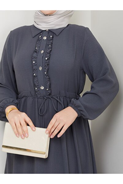 BURCU TESETTÜR فستان مزين بأحجار اللؤلؤ الأمامية 1154