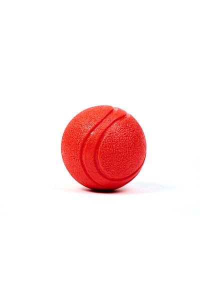 Famous Frenchie Jucarie minge pentru caini Bouncy Woofie, rosie, 7 cm