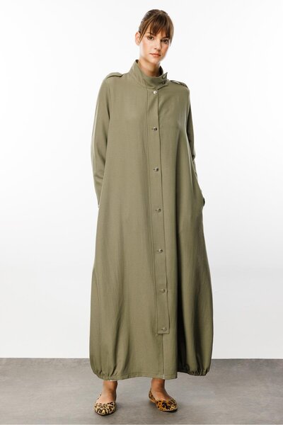 Micca Spoza İpekçe Doku Düğme Aksesuarlı Çok Yönlü Kullanım İmkanı Sunan Kap  Elbise Ferace-Haki