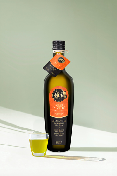 Nermin Hanım Zeytinliği Arbequina - Erken Hasat Soğuk Sıkım Zeytinyağı (500ml)