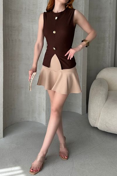 Fav Style Γυναικεία αμάνικη μπλούζα με λαιμόκοψη με χρυσό κουμπί και λεπτομέρεια σχισμή μπροστά σε καφέ χρώμα