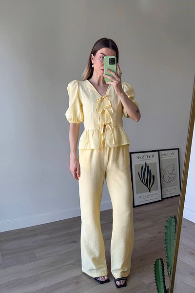 Sue Store طقم بلوزة صفراء بأرجل واسعة من الموسلين