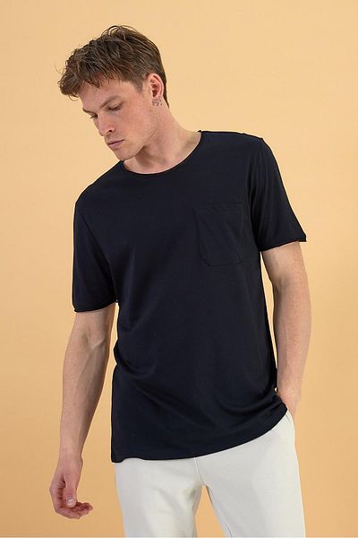 VENA Ανδρικό μπλουζάκι Simon Brand Basic μαύρο - λαιμόκοψη και λεπτομέρεια τσέπης