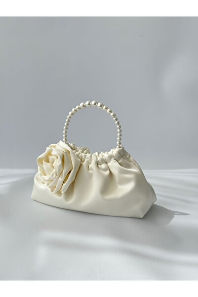 posst bag Τσάντα βραδινού φορέματος με λευκό σατέν τριαντάφυλλο και πέρλες