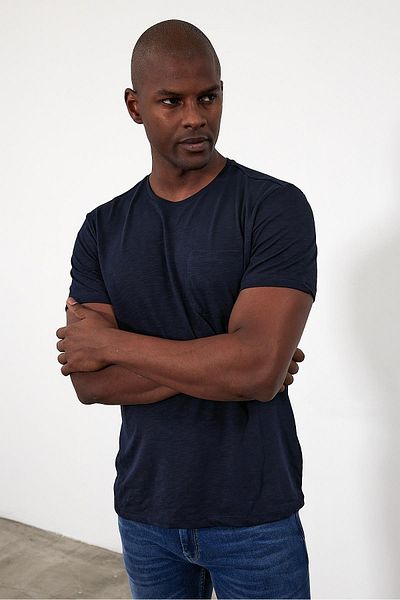 VENA Μπλουζάκι Stewart Crew Neck με λεπτομέρεια τσέπης με κανονική εφαρμογή - Navy Blue