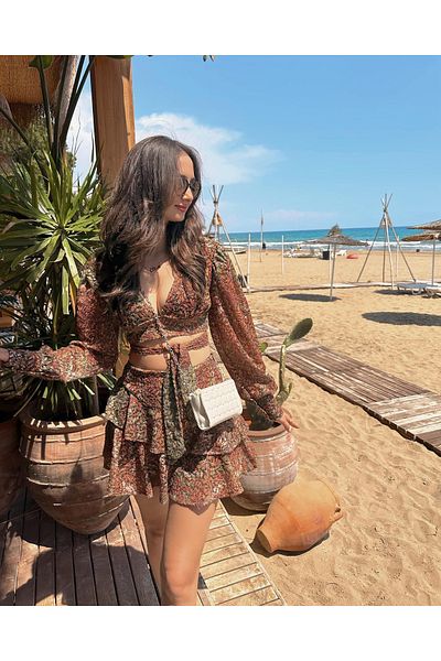 FASHION COCKTAIL Σετ μακρυμάνικη φούστα με βολάν σε καφέ χρώμα - βαθύ λαιμόκοψη