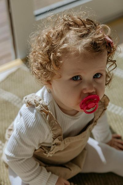Frigg Daisy Rubber Pacifier - Fuchsia 6-18 months