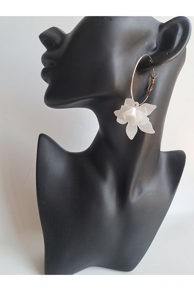 BHR AKSESUAR White Three-Dimensional Hoop Flower Earrings