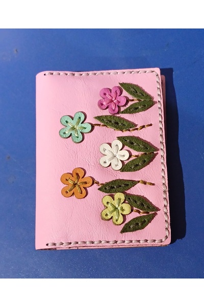 Durush Collection تصميم حامل بطاقات مطرز باللون الوردي من الجلد الحقيقي