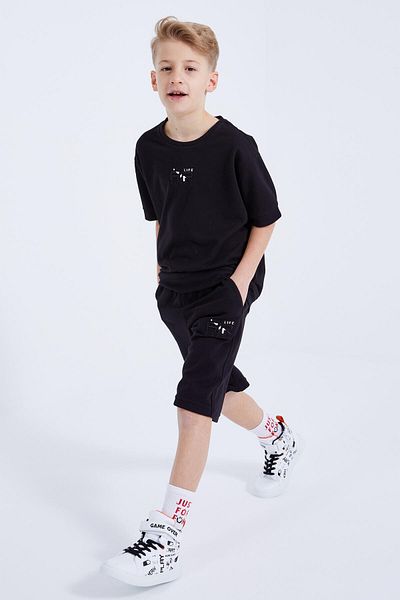 TOMMY LIFE Голям комплект къси панталони за момче с бродиран черен текст - 10897