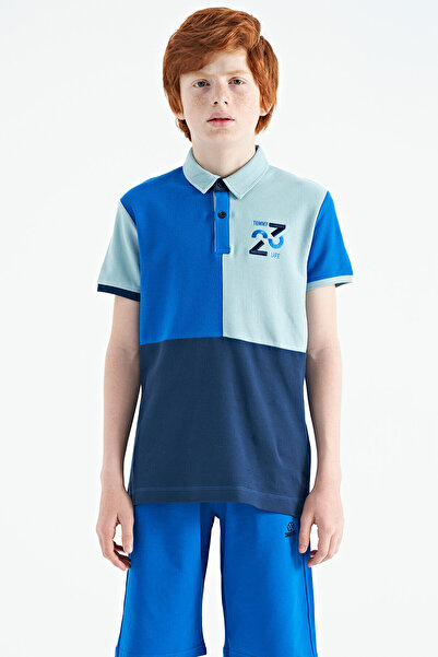 TOMMY LIFE قميص تيشيرت للأولاد بياقة بولو مع تفاصيل مطرزة بلون ساكس - 11108