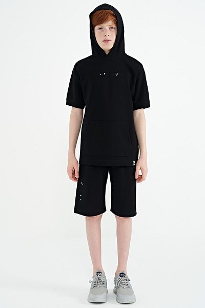 TOMMY LIFE طقم شورت كبير الحجم للأولاد مع جيوب الكنغر الأسود وغطاء للرأس وتفاصيل التطريز - 11136