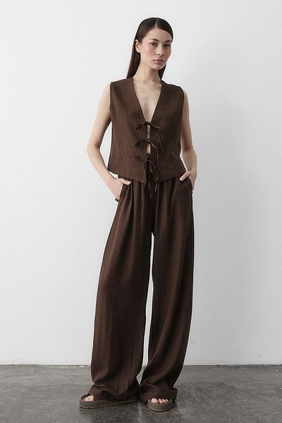 Laluvia Braunes Musselin-Set mit Weste und Hose aus 100 % Baumwolle mit drei Schnürsenkeln – 8486