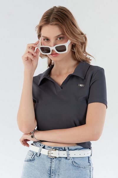 Fulla Moda Μπλουζάκι με λαιμόκοψη Polo με λεπτομέρεια αξεσουάρ στο γιακά
