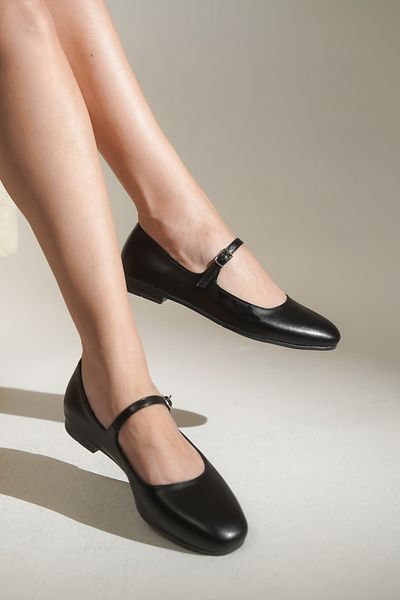 lovitto Women's Tape Buckle Detailed Leather Inside Black Ballerinas