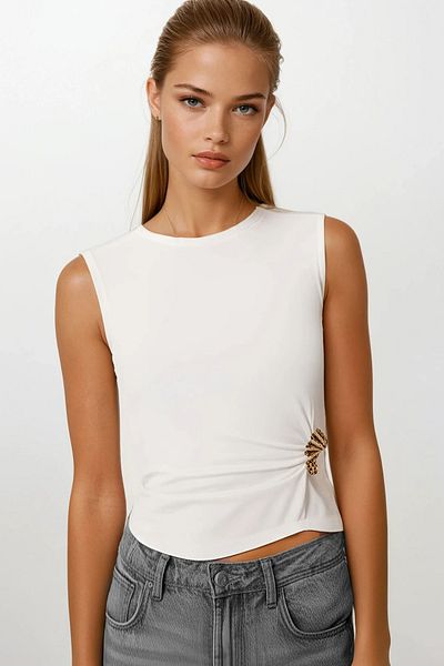 VAGGON Women's White Accessory Detailed Sleeveless Blouse Vs00178